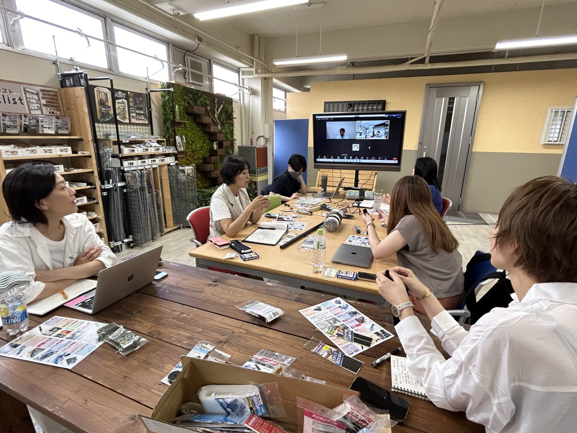 いいものマガジン編集会議の様子。ハイブリッドで開催