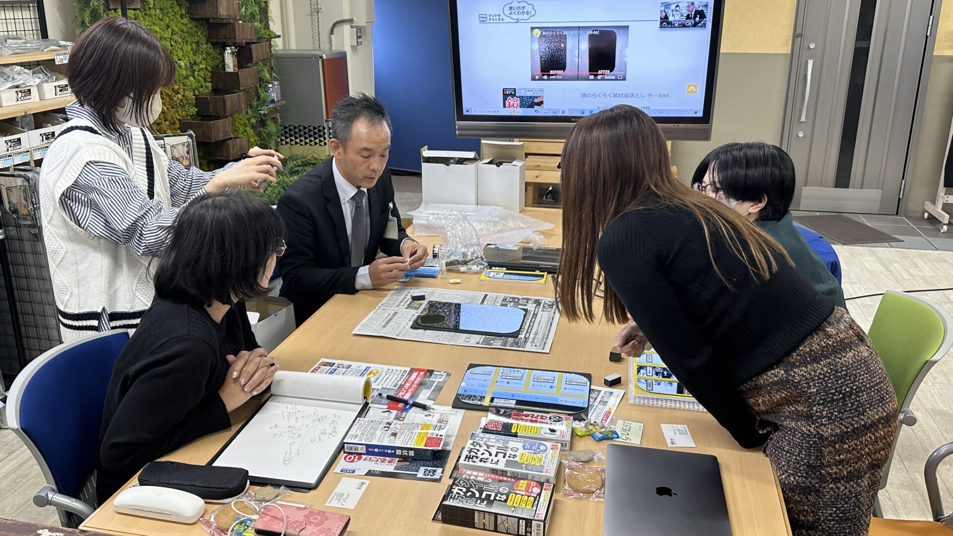 いいものマガジン編集会議の様子　五井さん実演中